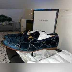 They look like new, they have only been used once, they are navy blue with gold.